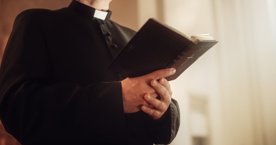 Sacerdote interrumpe misa en Chicago para alertar sobre presencia de ICE afuera de iglesia