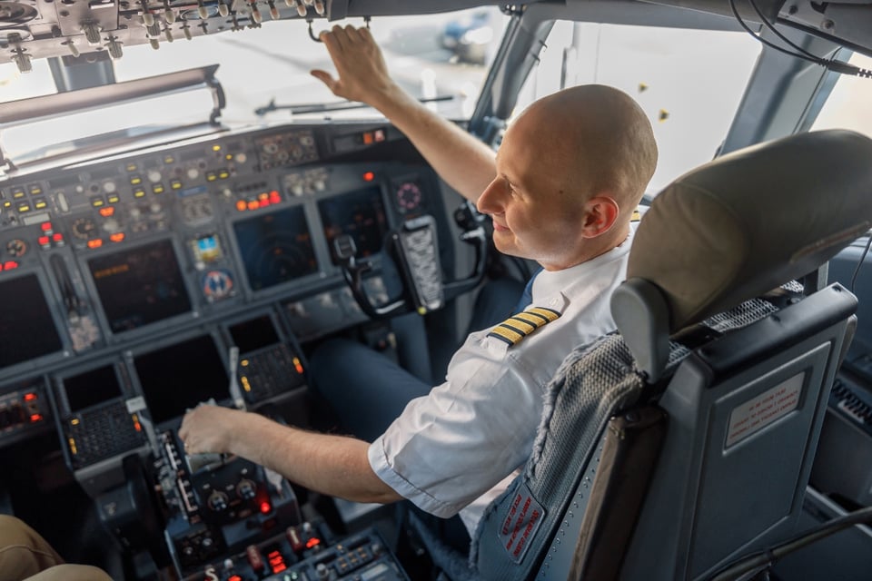 Estados Unidos cancela vuelos y pilotos mexicanos exigen reacción inmediata
