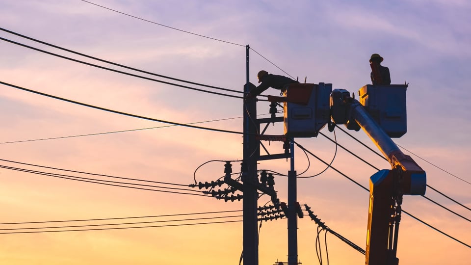 Hispano estaba arreglando la luz y murió de la peor forma; su familia pide ayuda