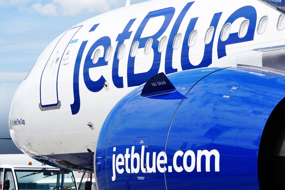 Aterrizaje de emergencia en vuelo de JetBlue deja heridos