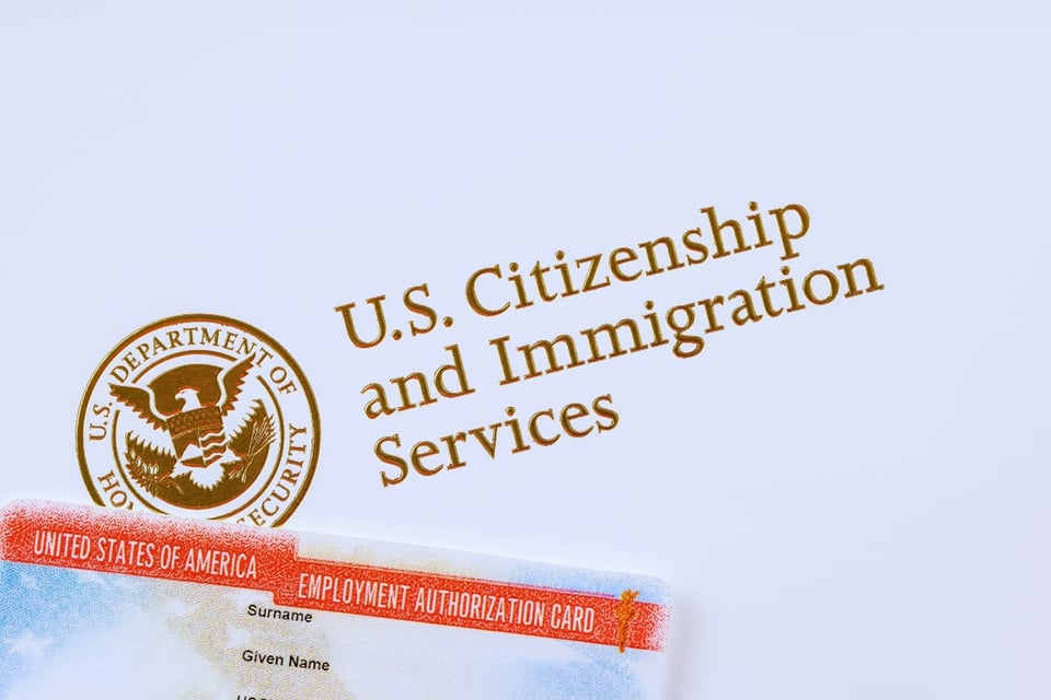 DHS elimina la extensión automática de permisos de trabajo para inmigrantes featured image