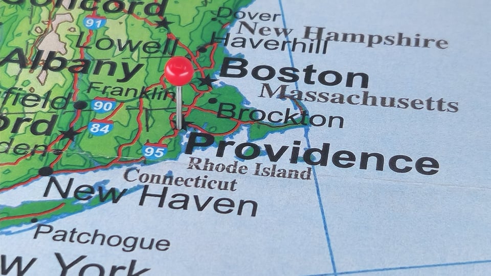 Hombre hispano fue atropellado en Providence por un autobús escolar