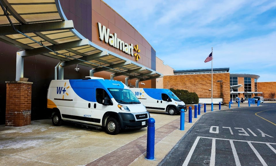 Mujer enloquece contra repartidora de Spark Driver en Walmart y hasta le pide la licencia sin ser autoridad