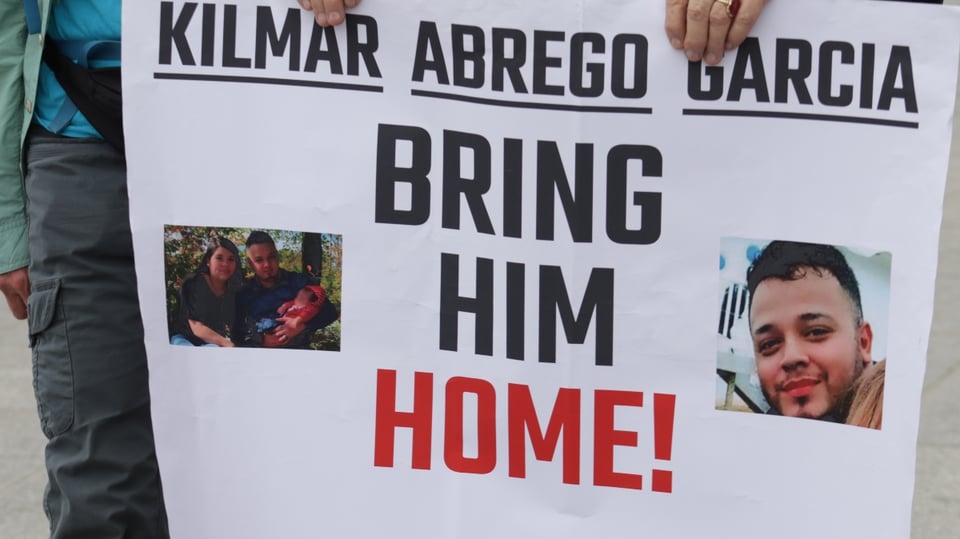Jueza federal duda de que EE.UU. pueda seguir deteniendo a salvadoreño mientras Trump presiona su deportación