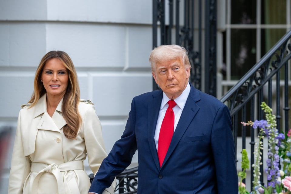 Trump y Melania reparten dulces en la Casa Blanca por Halloween