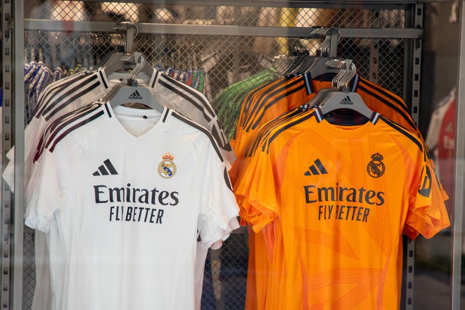 Nuevo uniforme del Real Madrid enciende debate: ¿arriesgado o ridículo?