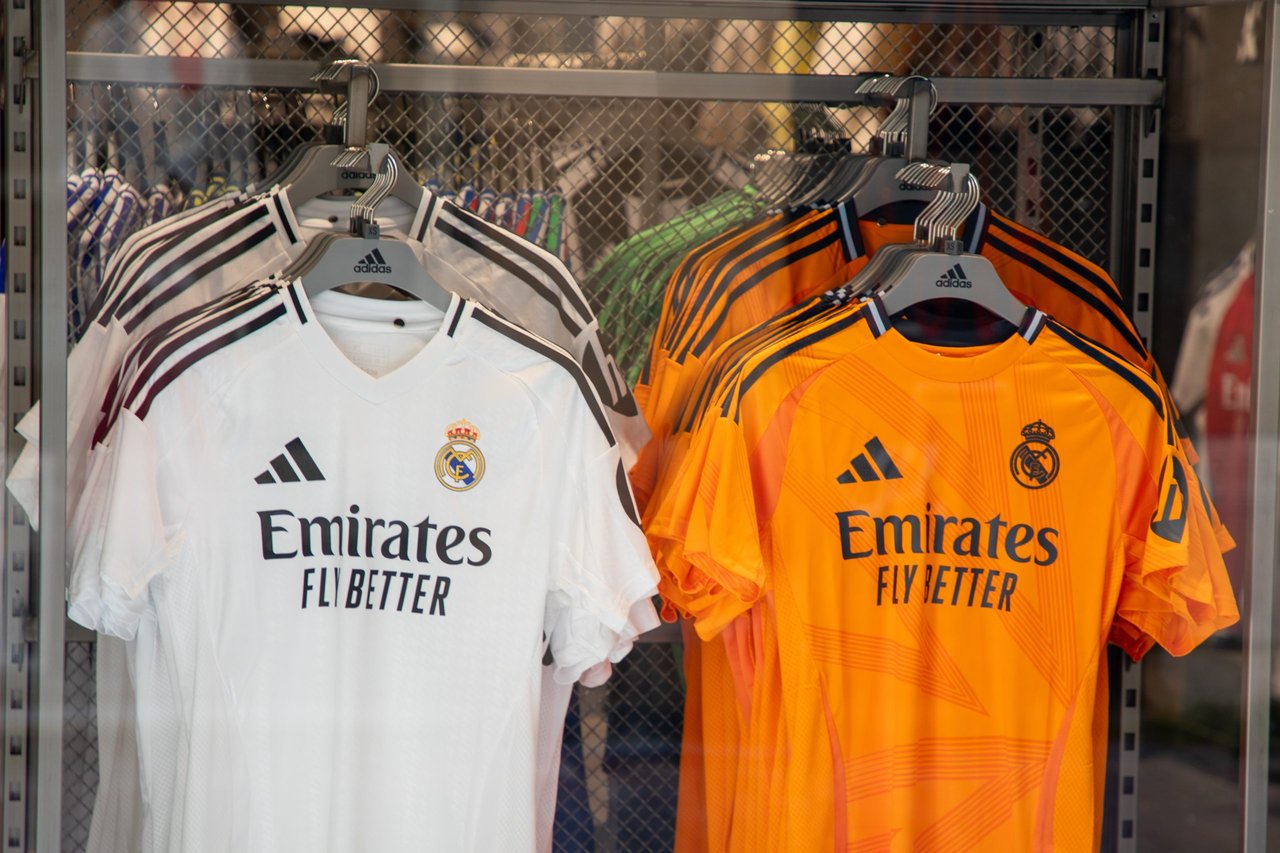 Nuevo uniforme del Real Madrid enciende debate: ¿arriesgado o ridículo?
