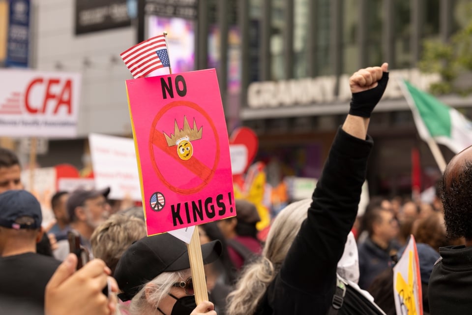 Organizaciones comunitarias en Chicago mantienen protestas pese a represión y se suman a movilización nacional ‘No Kings’