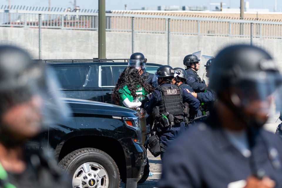ICE embiste camioneta de activista en California y lo detiene por horas