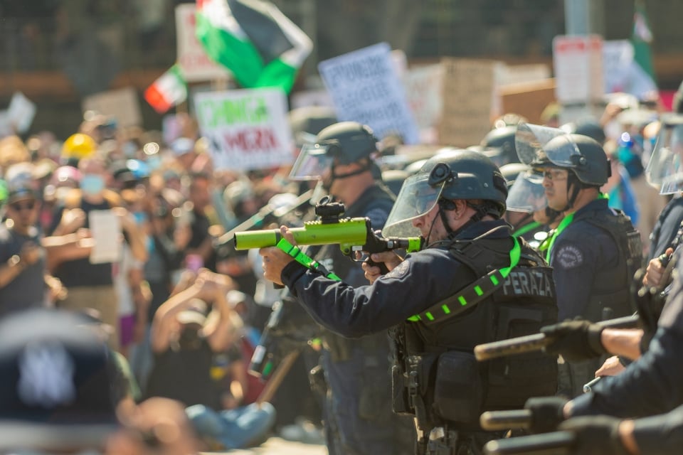 Jueza federal prohíbe uso de fuerza contra periodistas y manifestantes durante redadas del ICE en Chicago