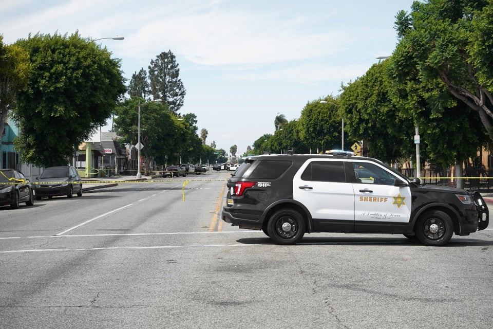Tiroteo en operativo migratorio deja a agente federal herido por fuego amigo en Los Ángeles