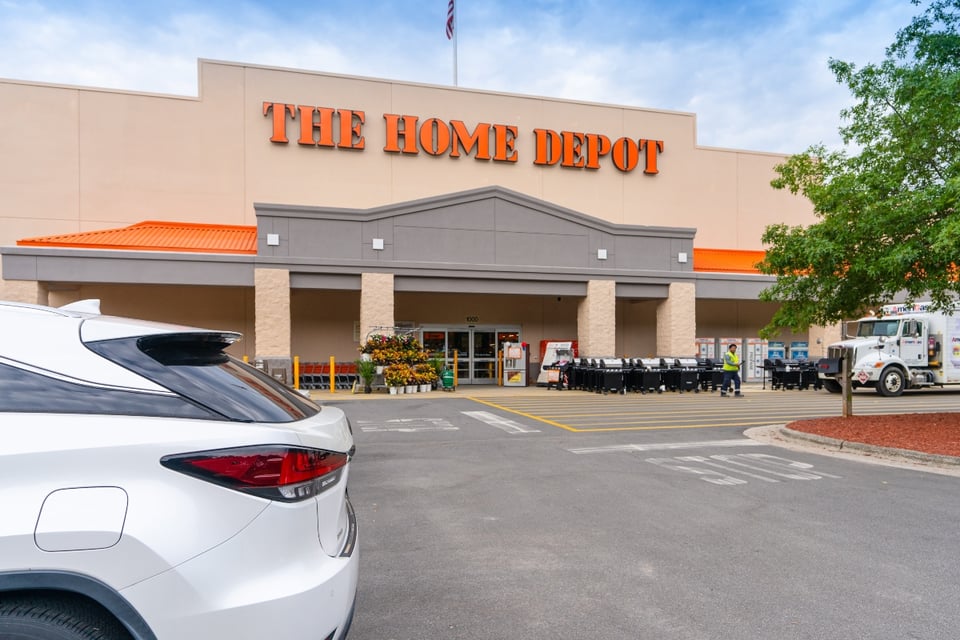 Redada migratoria en Home Depot deja casi una docena de jornaleros detenidos