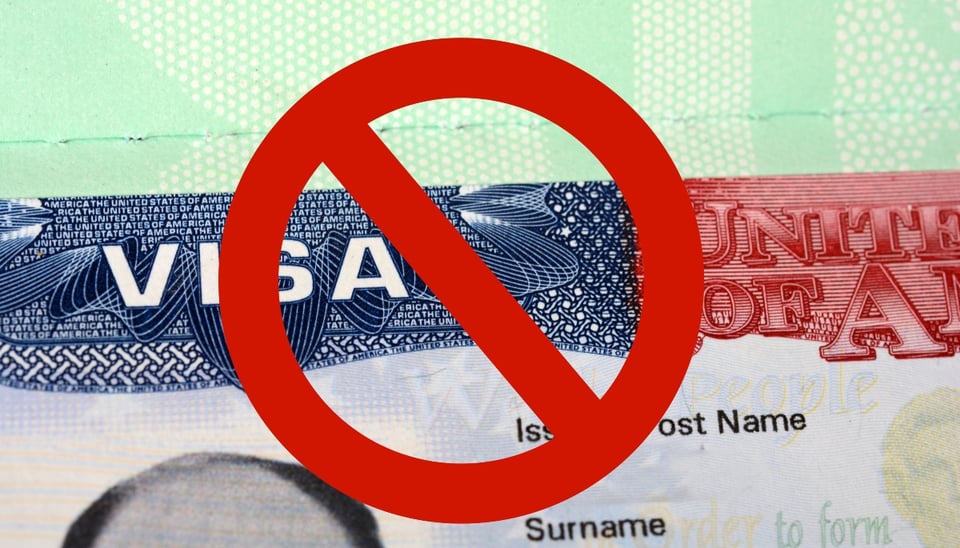 Revocan visas a extranjeros que presuntamente celebraron asesinato de Charlie Kirk, genera debate legal en EE.UU.