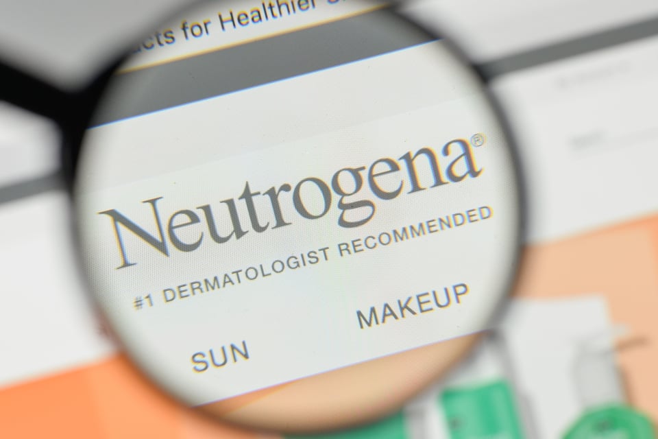 Neutrogena retira toallitas desmaquillantes tras detectar bacteria potencialmente peligrosa.