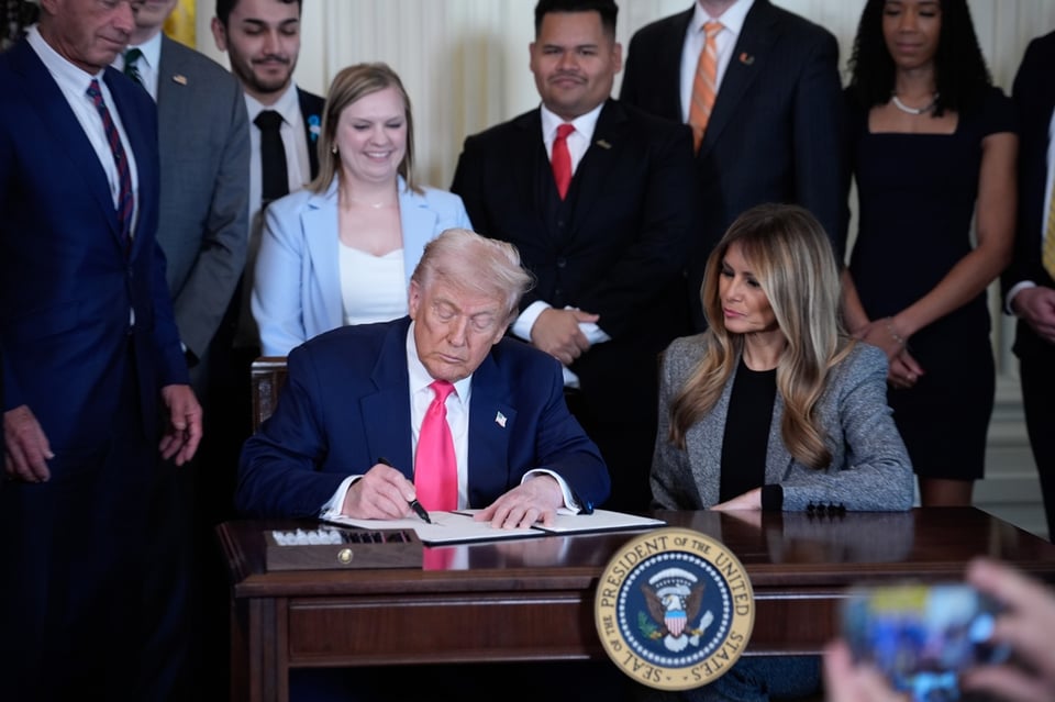 Trump firma ley que ordena publicar todos los archivos del caso Epstein