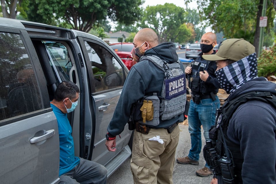 Lo que nunca debes decir durante una detención del ICE en Estados Unidos featured image