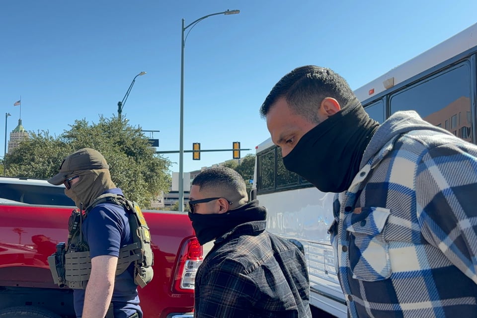 Agentes fronterizos interrogan a jardineros que colocaban luces navideñas en Charlotte (VIDEO)