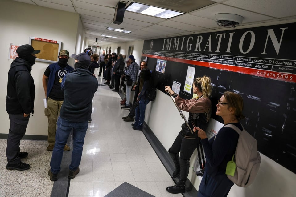 Juez federal ordena a ICE mejorar condiciones en centro de detención de Broadview