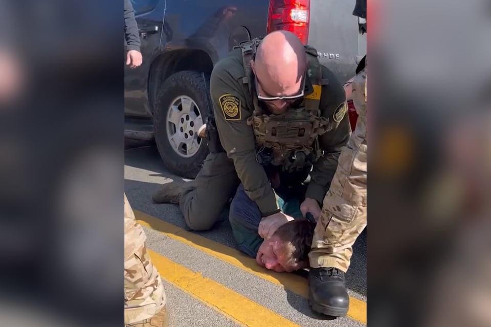 Polémica en Illinois: video muestra a agente golpeando a detenido featured image