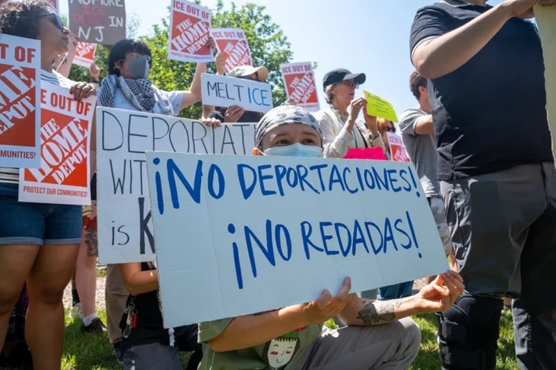 ¡Ya no lo quieren! El 64 % de los latinos desaprueba a Trump y el 41 % teme un arresto migratorio