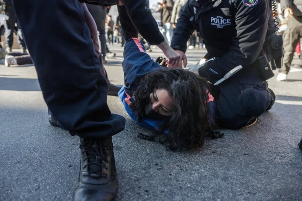 Manifestantes arrestados durante protesta contra operativo migratorio en el Bajo Manhattan
