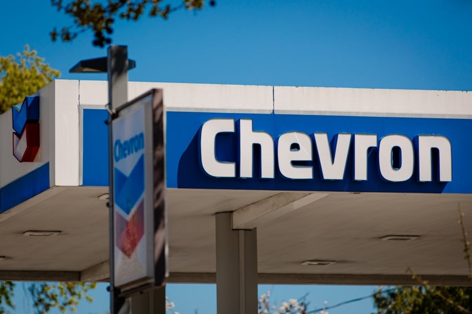 Mujer amenaza a hispanos con llamar a agentes del ICE en una gasolinera Chevron en Los Ángeles