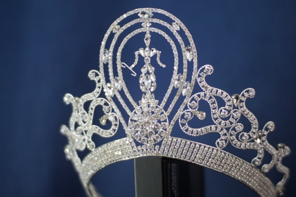 ¿Cuál es el valor de la corona Lumière de l’Infini que deslumbra en Miss Universo 2025?