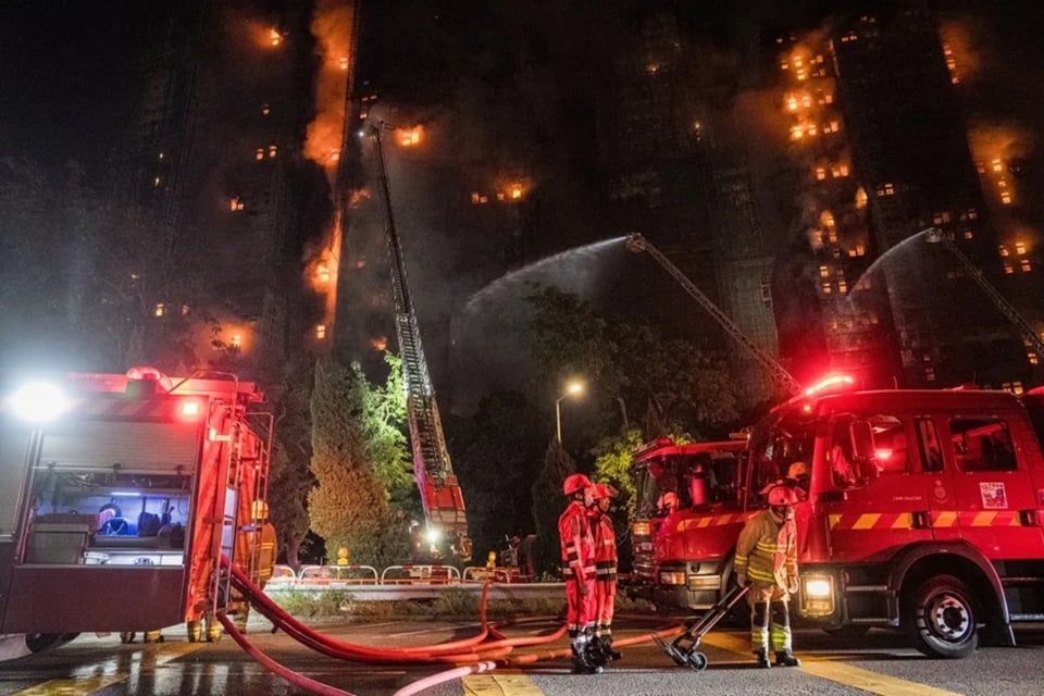 Tres detenidos tras incendio que arrasó apartamentos en Hong Kong