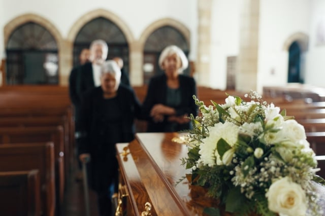 ¡Insólito! Abuela de 65 años despierta en su funeral y sorprende a su familia