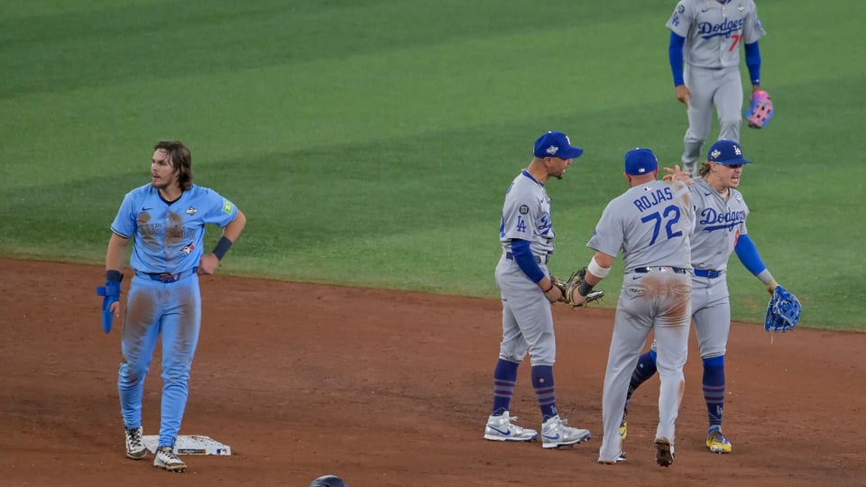 Dodgers fuerzan el Juego 7 con una joya defensiva en Toronto