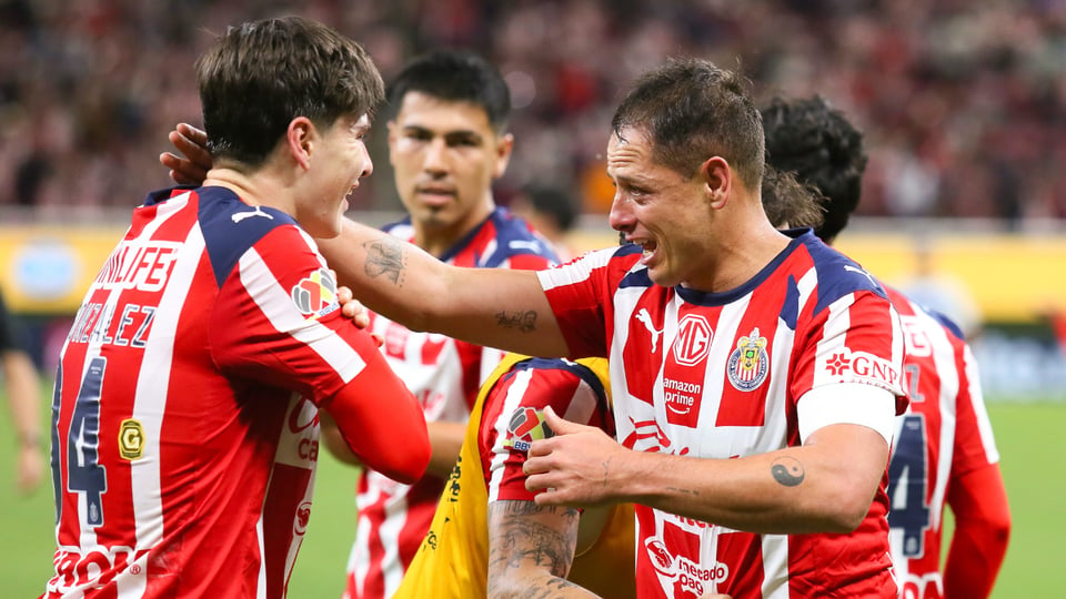 Chicharito llora tras su gol con Chivas y elogia a la ‘Hormiga’