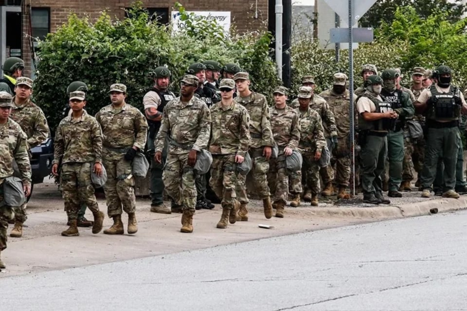 Tras 600 detenciones en Chicago, Texas trae de vuelta a 200 agentes antes del Thanksgiving.