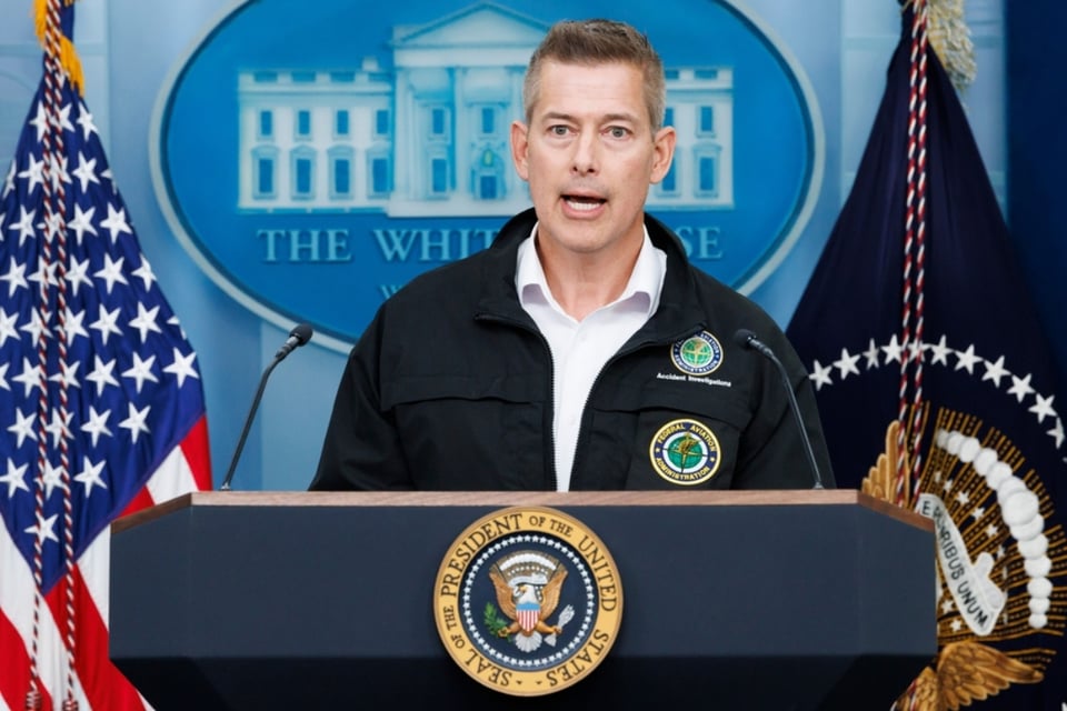 El Secretario de Transporte de EEUU, Sean Duffy, insta a dejar de usar pijamas en los vuelos