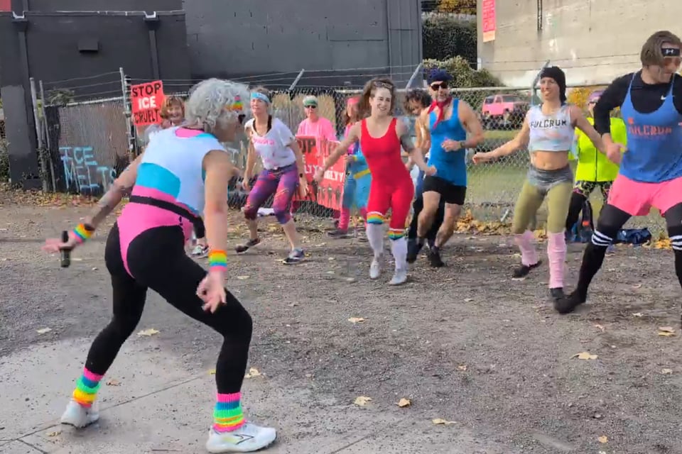 Protesta aeróbica anti-ICE frente a centro de detención en Portland featured image
