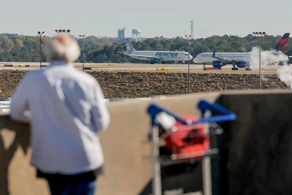 Retrasos y caos: así afecta el cierre de gobierno a los latinos