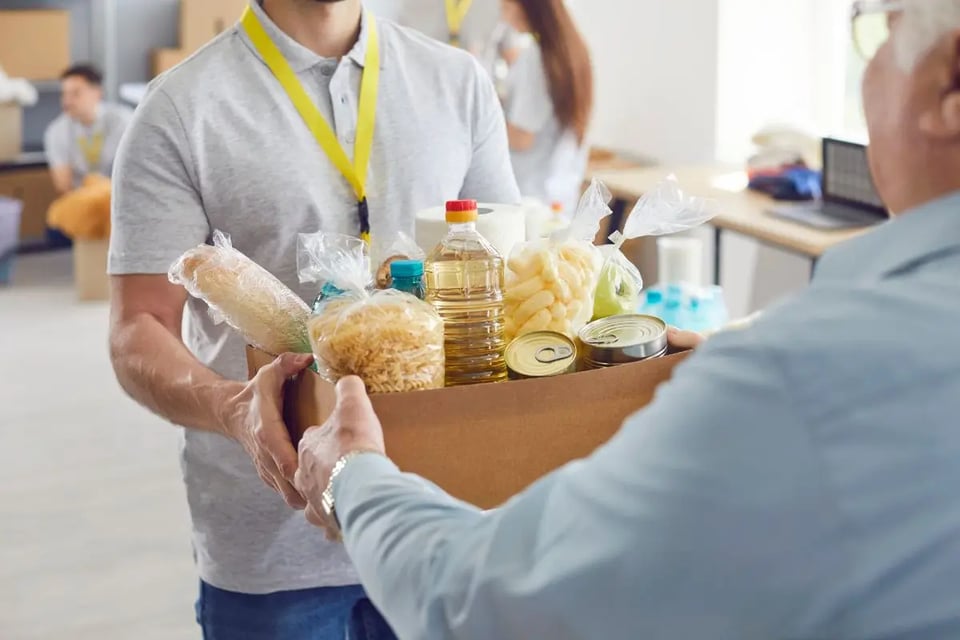 17 estados lanzan ayuda alimentaria por retraso del SNAP