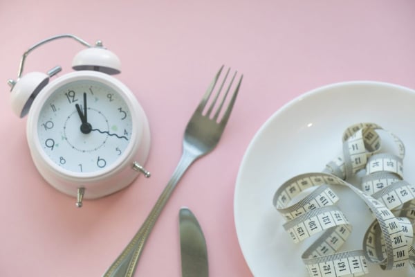 ¿Qué es el ayuno intermitente y por qué todos hablan de sus beneficios?