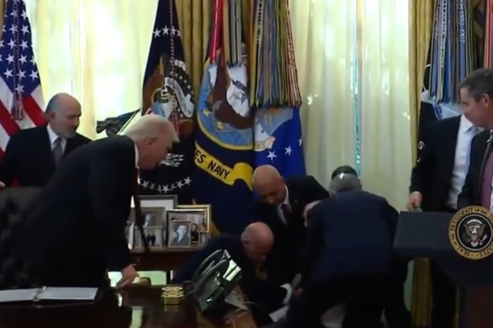 Hombre se desmaya en la Oficina Oval durante anuncio de Trump