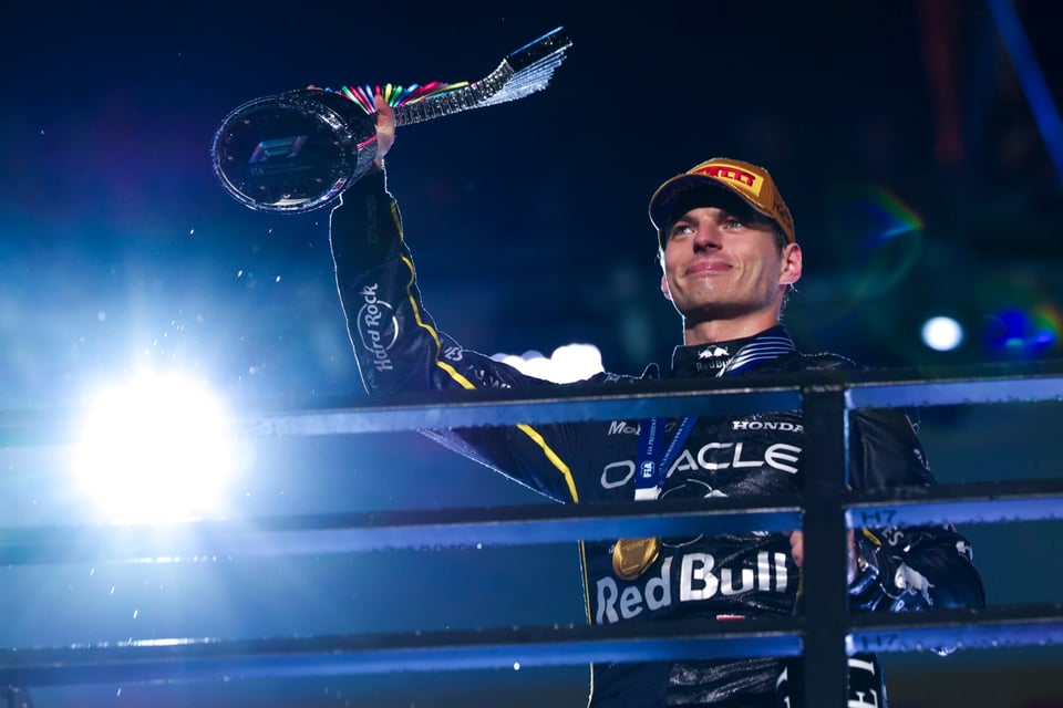 Verstappen revive el campeonato con triunfo en Las Vegas