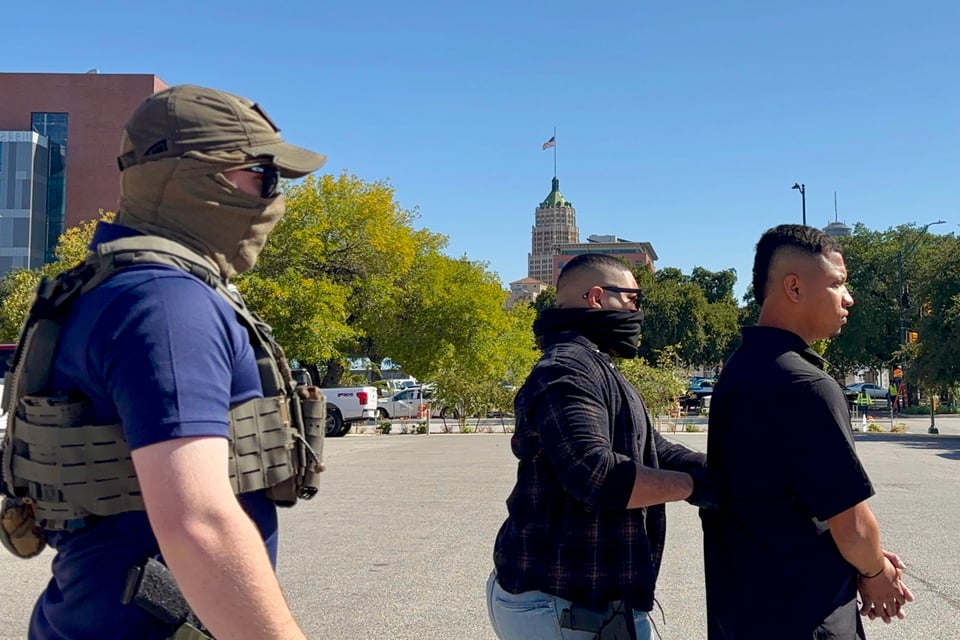 Enfrentamiento frente a instalaciones de ICE deja 21 arrestados y cuatro policías heridos