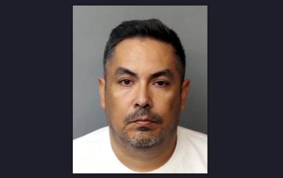 Agente migratorio fue arrestado por apuntar con un arma a un menor