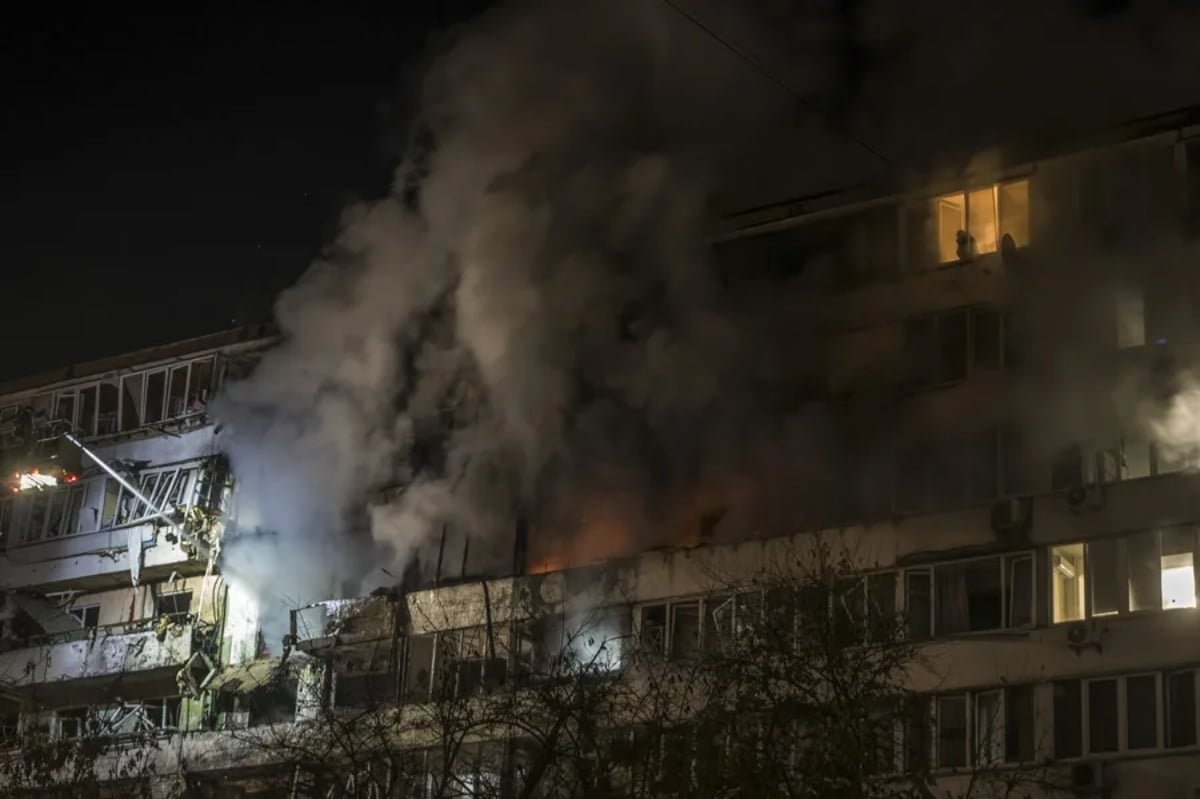 El mayor ataque ruso en semanas golpea Ucrania mientras crece la presión por un acuerdo de paz