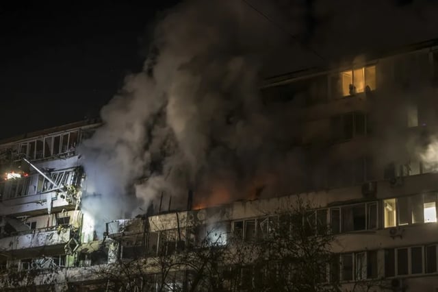 El mayor ataque ruso en semanas golpea Ucrania mientras crece la presión por un acuerdo de paz