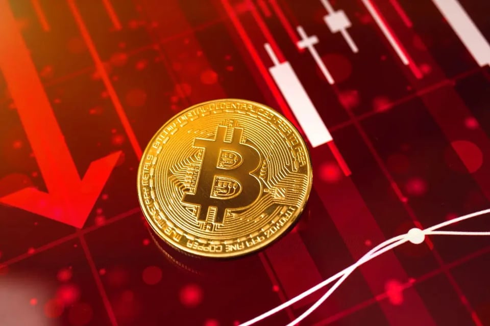 Bitcoin borra las ganancias del año y sigue bajando ¿Qué hacer?