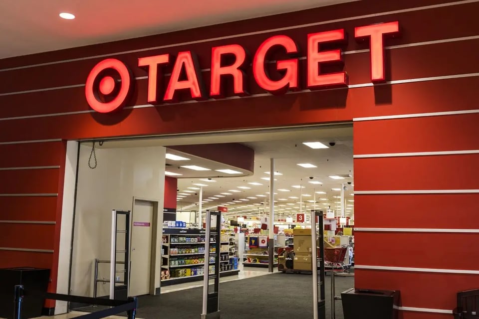 Target anuncia grandes rebajas de precios y donaciones de comida