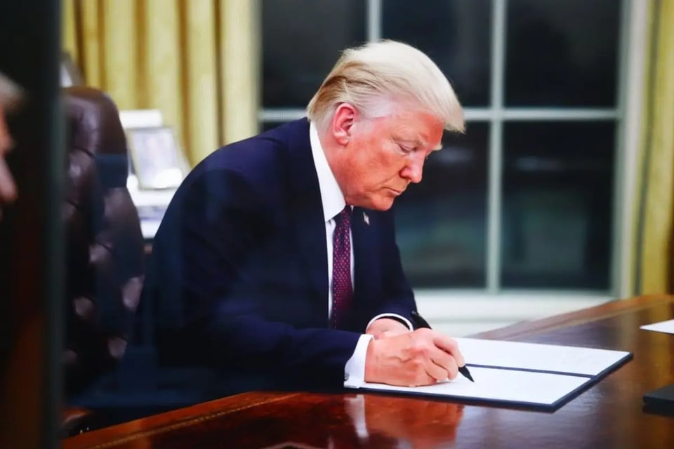 Inmigrantes ilegales en la mira: Trump ordena reportar envíos de dinero desde EE.UU. por más de $2.000
