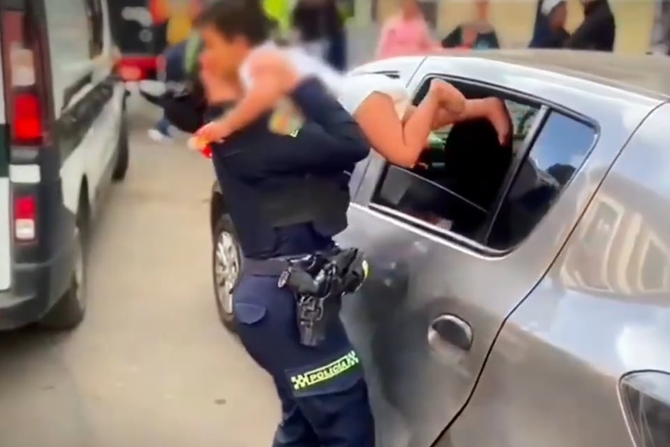 Niño pasa siete horas solo en un carro en Bogotá: fue rescatado