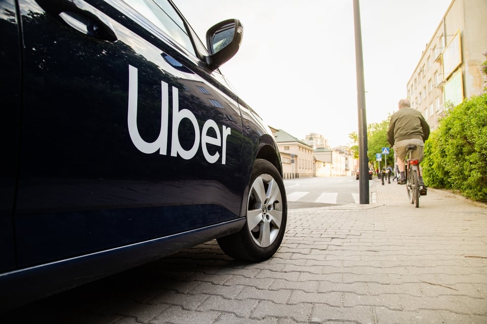 Sorprende a su pareja besando al conductor de Uber