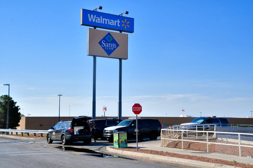 Tiroteo en estacionamiento de Walmart en Dallas deja saldo mortal