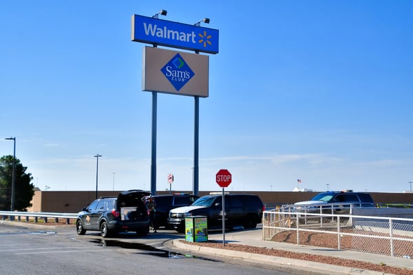 Tiroteo en estacionamiento de Walmart en Dallas deja saldo mortal